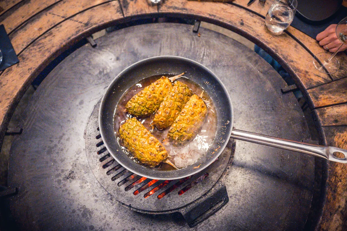 Épis de maïs grillés au centre du brasero