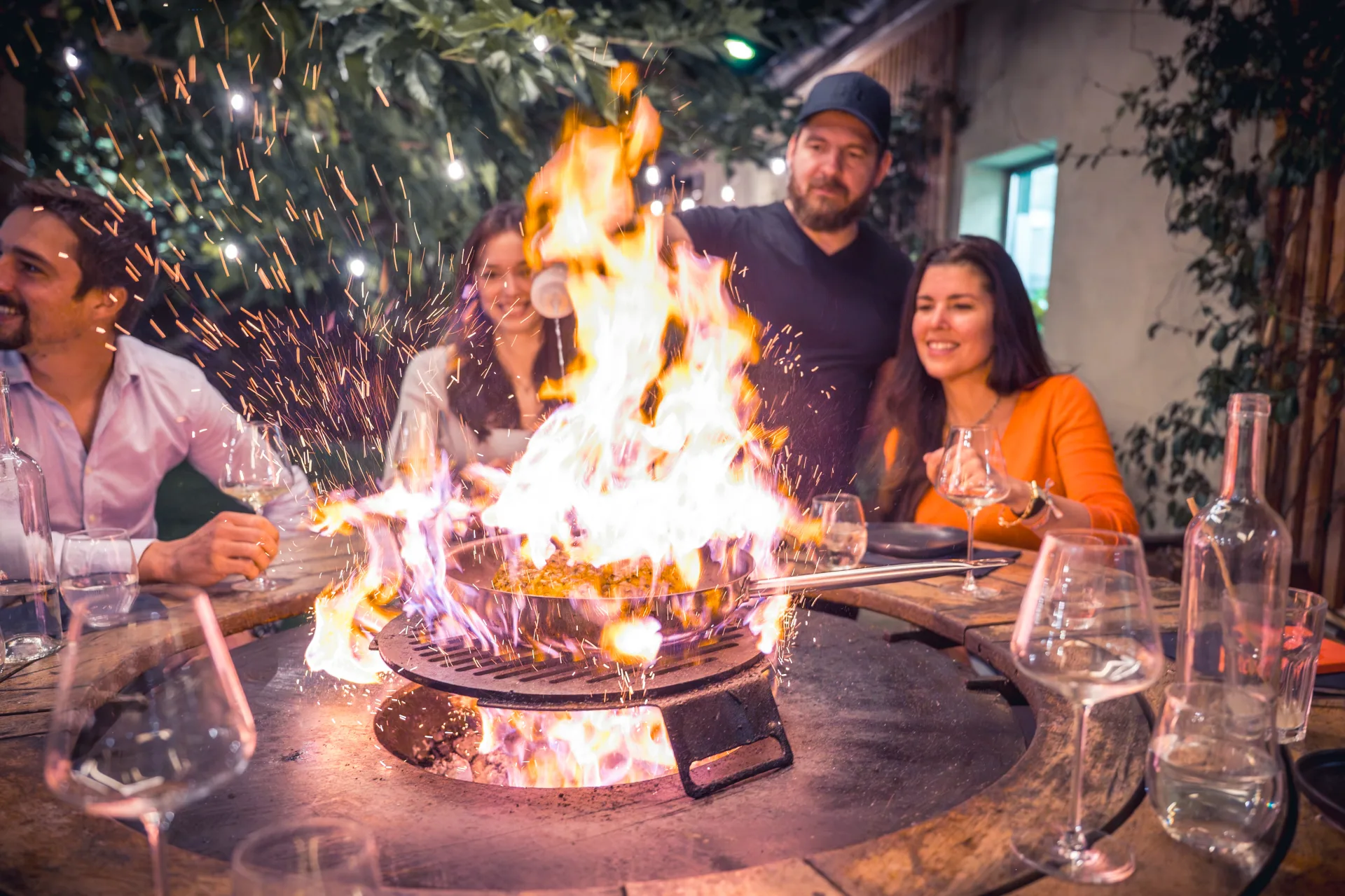 Une flambée au centre d’une table brasero