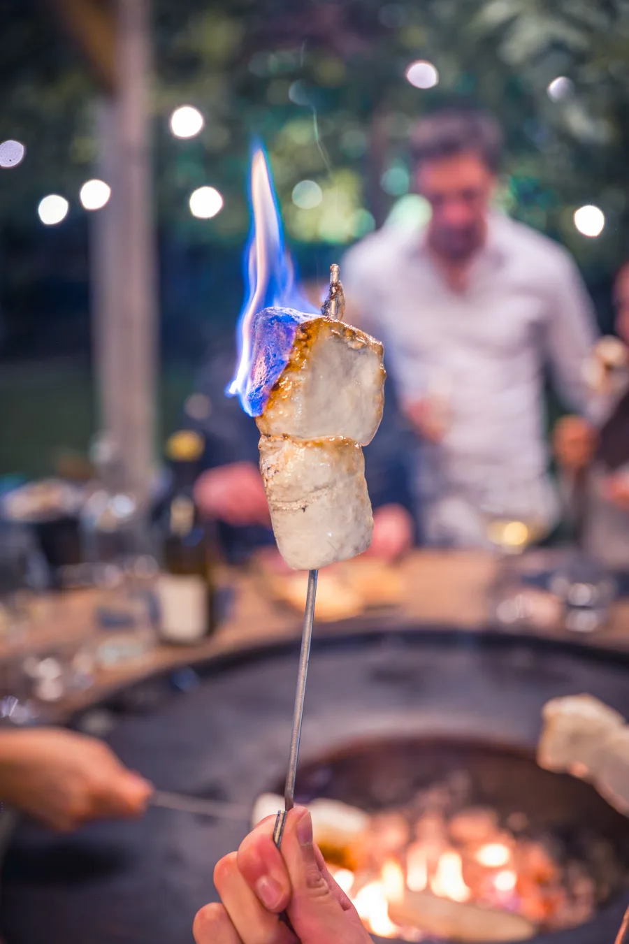 Guimauve flambée au-dessus du brasero