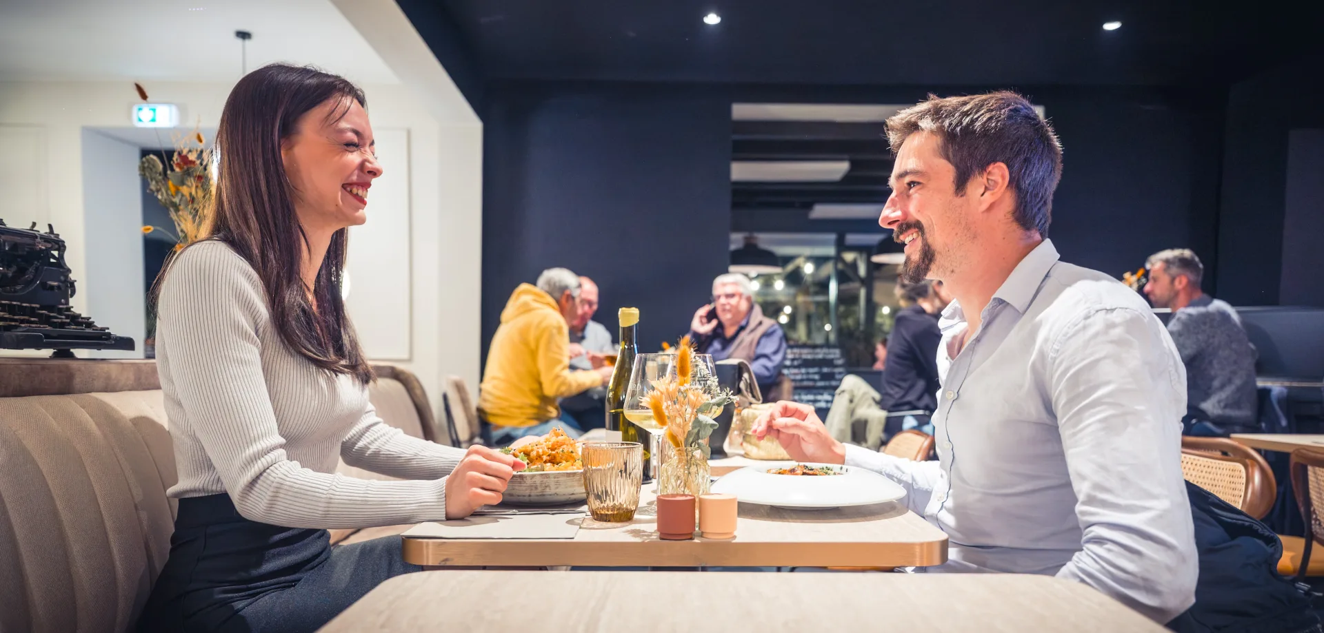 Un couple partageant un repas au Bistro
