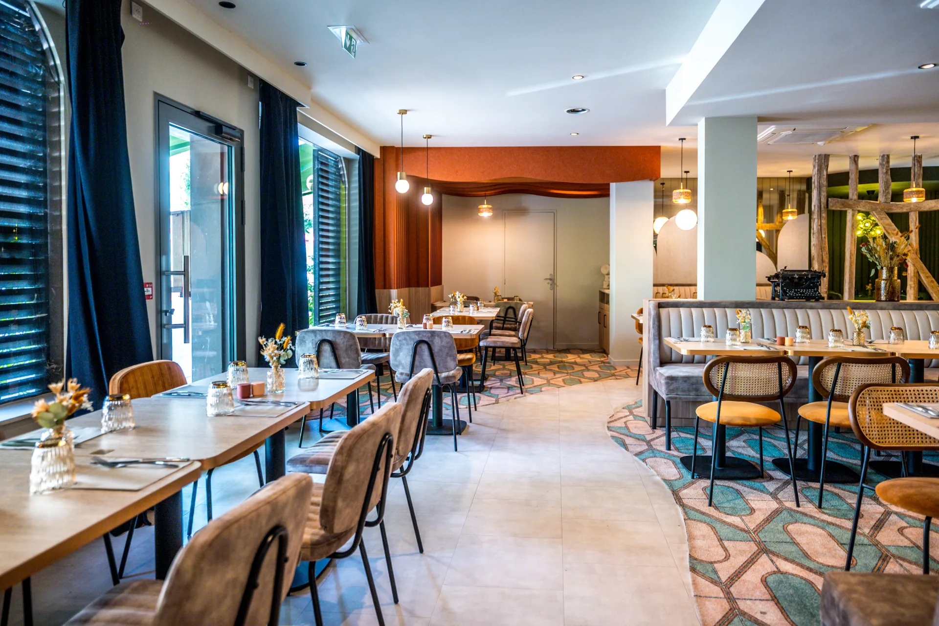 La salle principale rénovée du Bistro
