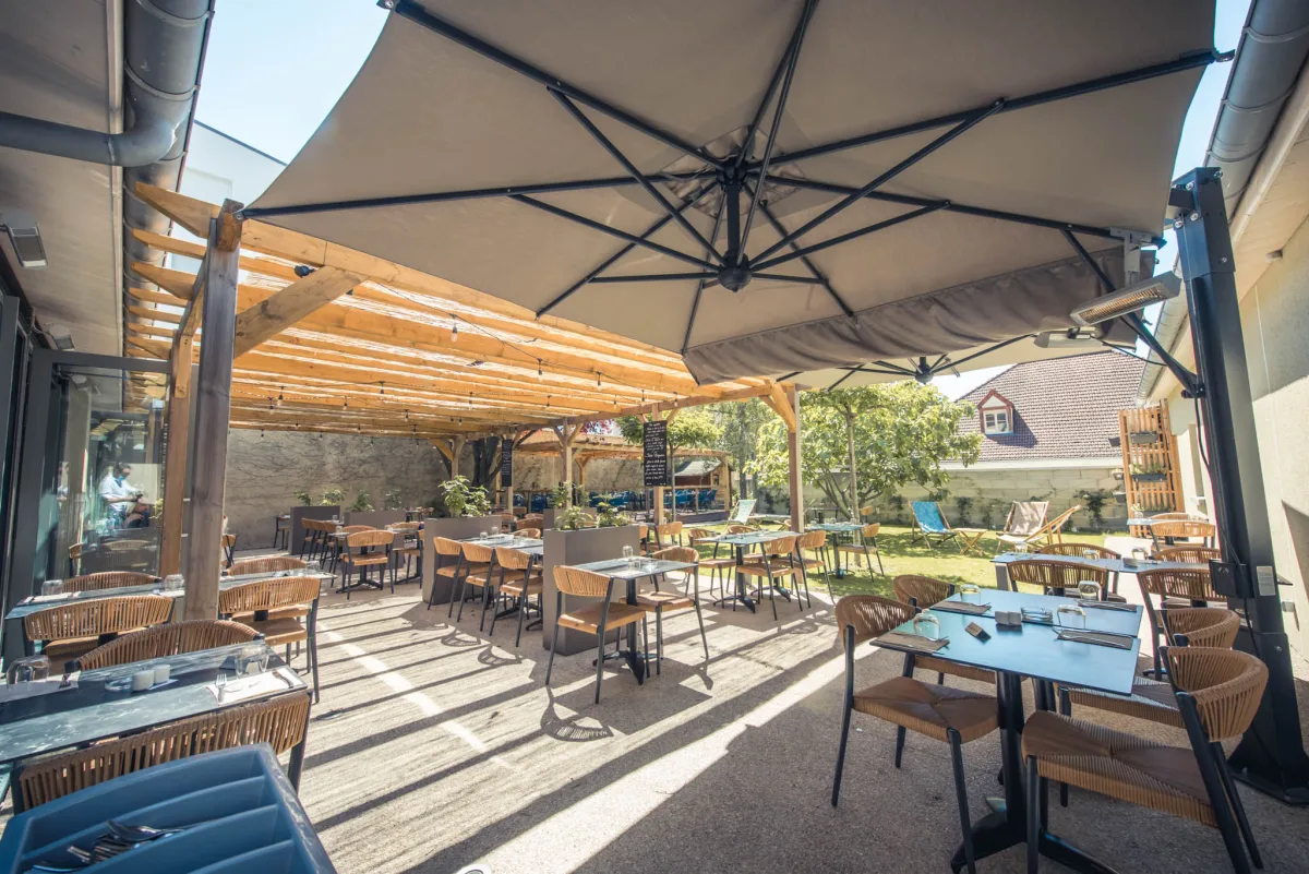 La terrasse et le jardin du Bistro