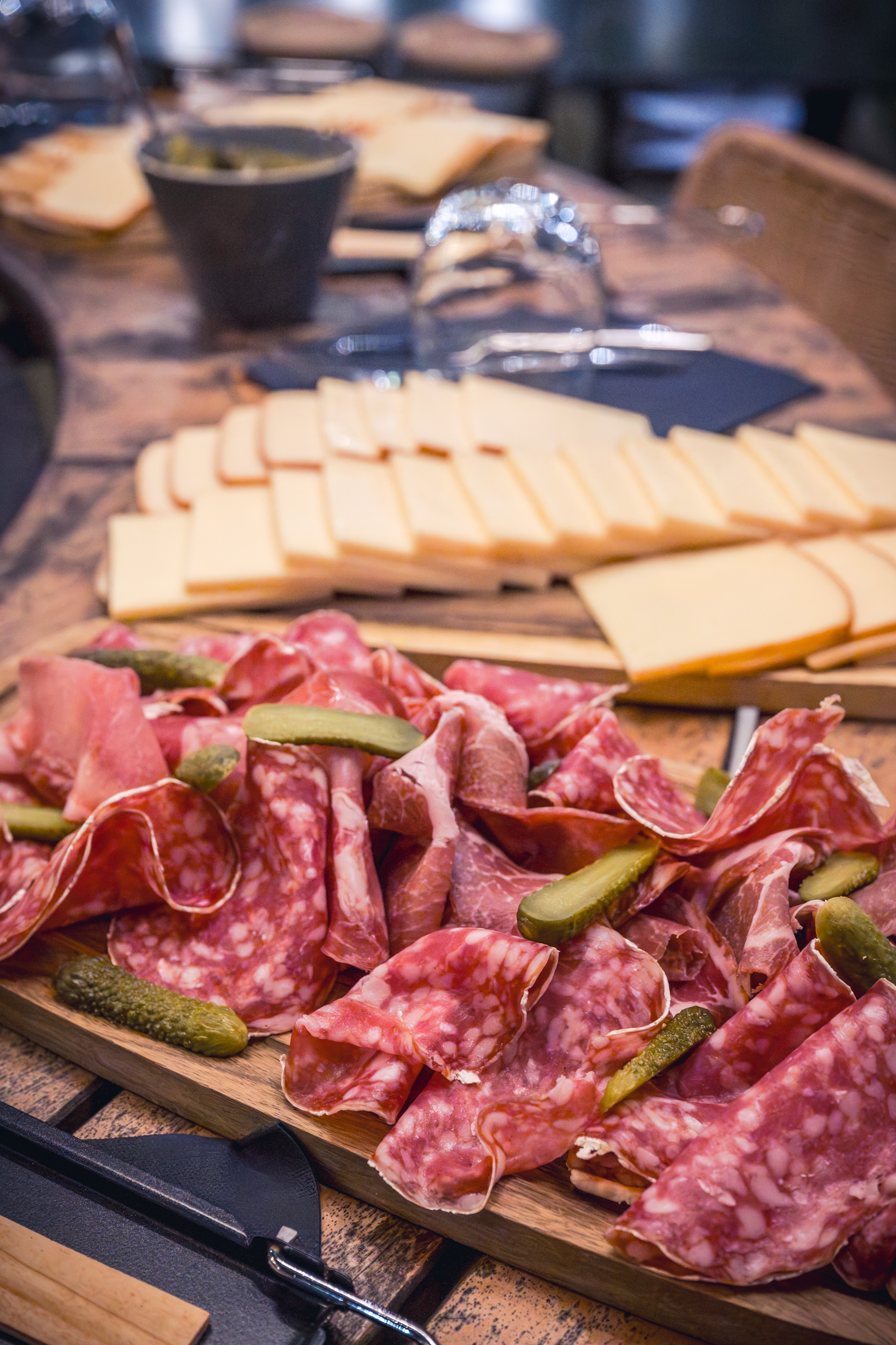 Flammes du brasero dans le jardin du Bistro