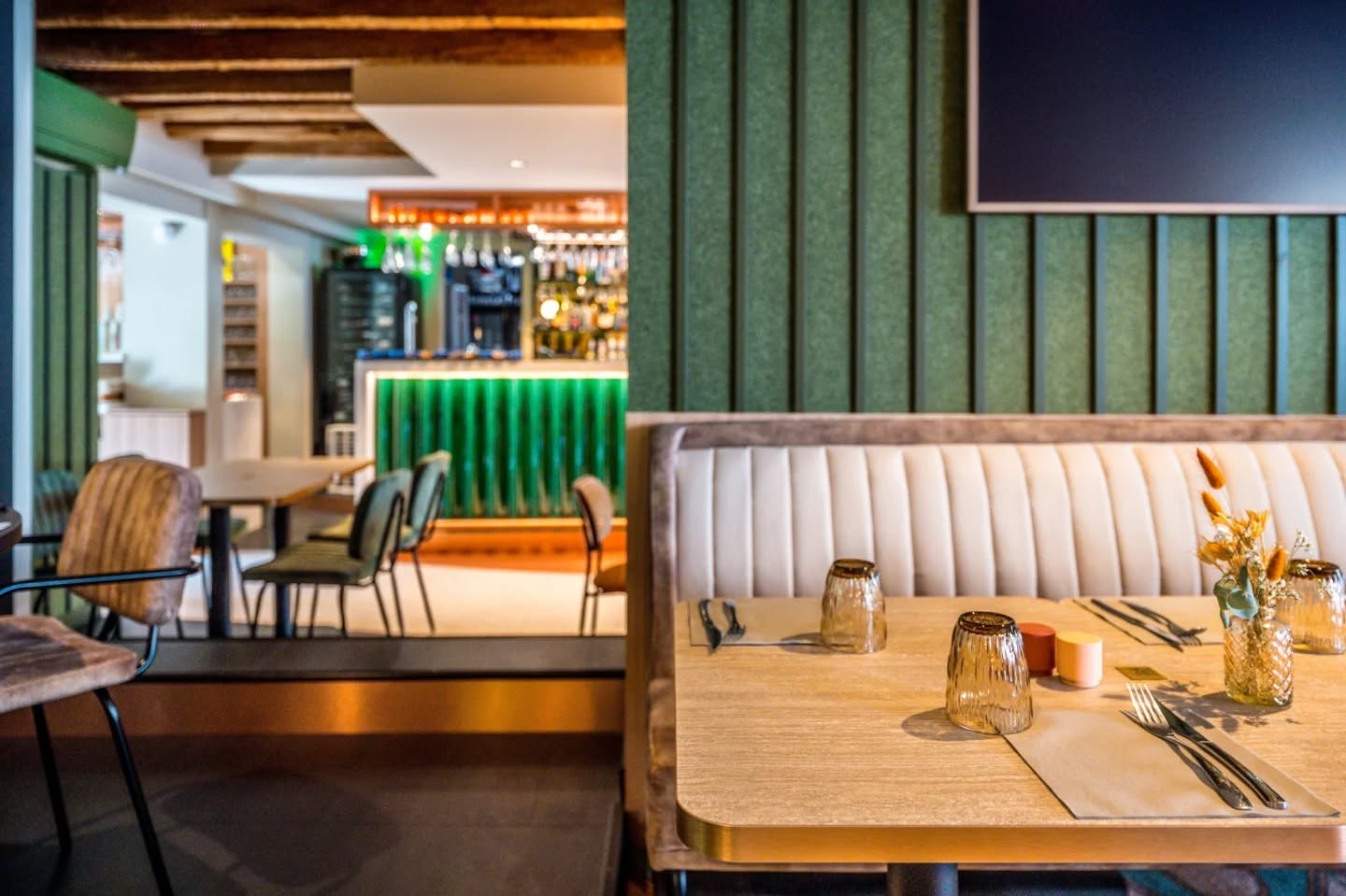 Une table dressée dans la salle du Bistro